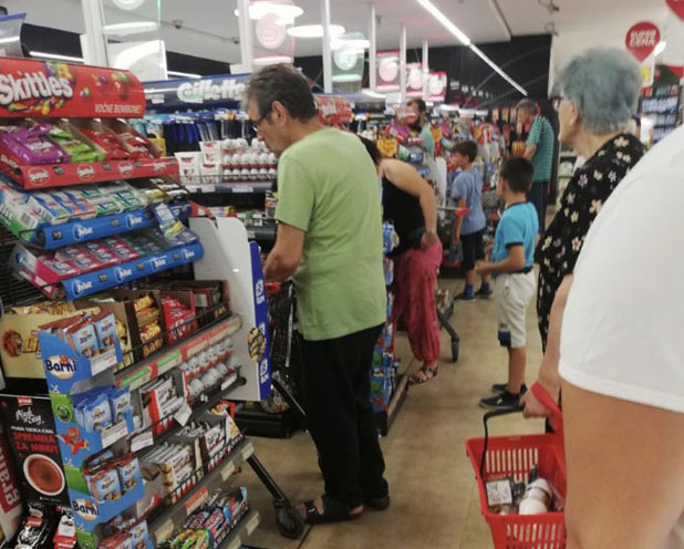 Коштуница чека ред на каси